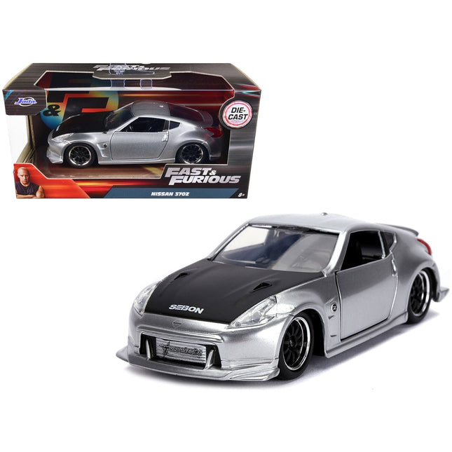 https://cdn.shopify.com/s/files/1/0504/9925/6496/files/nissan-370z-silver-with-black-hood-fast-furious-series-132-diecast-model-car-by-jada-336624.jpg?v=1748419007