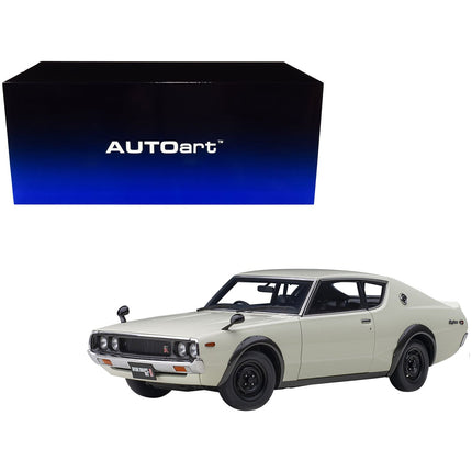 https://cdn.shopify.com/s/files/1/0504/9925/6496/files/nissan-skyline-2000gt-r-kpgc110-rhd-right-hand-drive-white-118-model-car-by-autoart-721090.jpg?v=1748416358