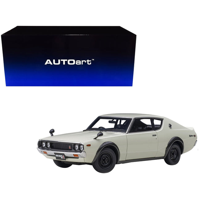 https://cdn.shopify.com/s/files/1/0504/9925/6496/files/nissan-skyline-2000gt-r-kpgc110-rhd-right-hand-drive-white-118-model-car-by-autoart-721090.jpg?v=1748416358