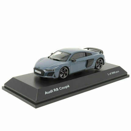 Audi R8 Coupé 2019 Kemora Grey 1:43 model car – front three-quarter view with packaging