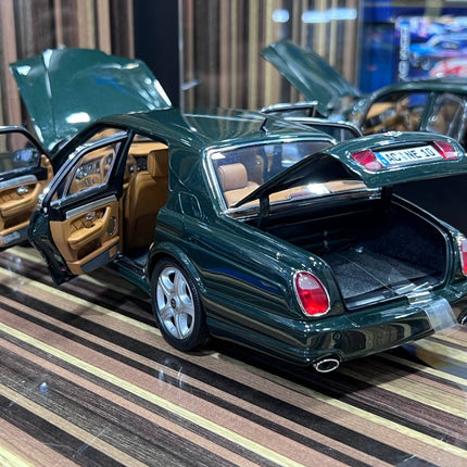 Minichamps 1:18 Bentley Arnage T Green Diecast Model Car - studio product photo of the scale model