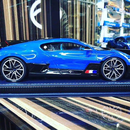 Bugatti Divo 2019 1:18 Blue Resin Model Car MR Collection - collectible scale model car