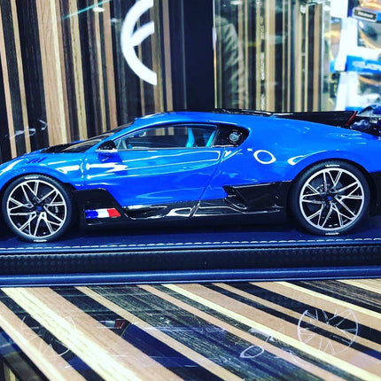 Bugatti Divo 2019 1:18 Blue Resin Model Car MR Collection - premium collector scale model