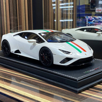 MR Lamborghini Huracan EVO RWD 1:18 Resin Model White - detailed collector display model