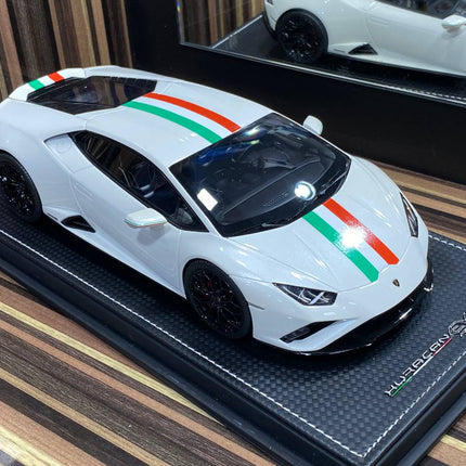 MR Lamborghini Huracan EVO RWD 1:18 Resin Model White - studio product photo of the scale model