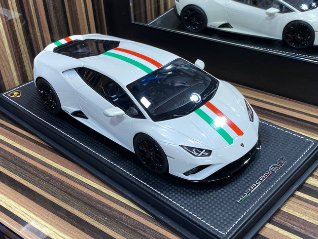 MR Lamborghini Huracan EVO RWD 1:18 Resin Model White - studio product photo of the scale model