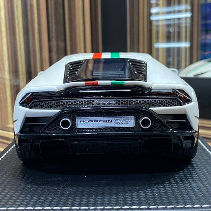 MR Lamborghini Huracan EVO RWD 1:18 Resin Model White - collectible scale model car