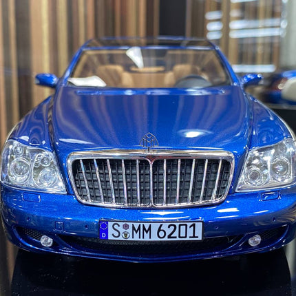 MotorHelix 1:18 Mercedes-Maybach 62S Landaulet Resin Model Blue Silver - showroom-quality model replica