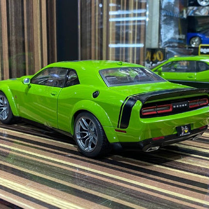 Solido 1:18 Diecast Dodge Challenger R/T SCAT Green Model Car - scale model for display