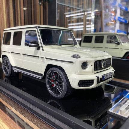 White MotorHelix Mercedes-Benz G63 1:18 scale resin model SUV, detailed collector display piece