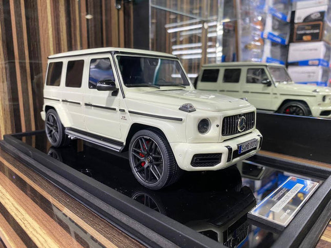 White MotorHelix Mercedes-Benz G63 1:18 scale resin model SUV, detailed collector display piece