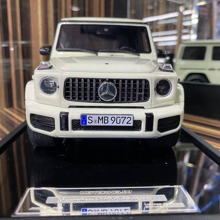 White 1:18 scale MotorHelix Mercedes-Benz G63 resin model SUV, true-to-original replica