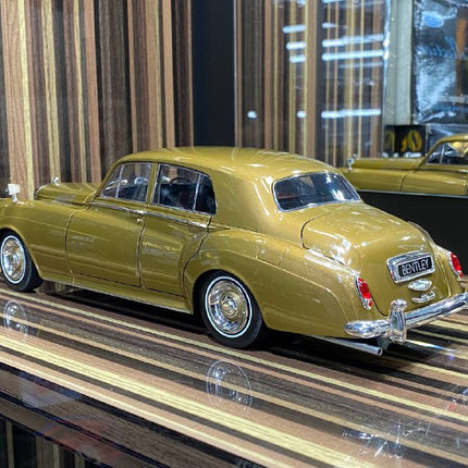 Minichamps 1/18 Bentley S2 1960 Gold Diecast Model Car - scale model for display