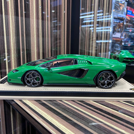 Lamborghini Countach LP 800-4 1:18 Green Resin Model Car MR - scale model collectible piece