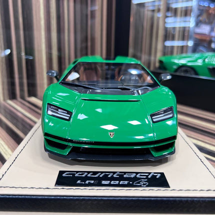 Lamborghini Countach LP 800-4 1:18 Green Resin Model Car MR - studio product photo of the scale model