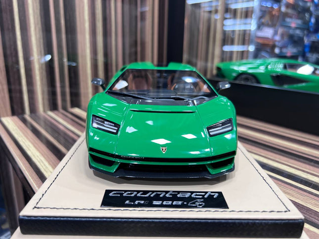 Lamborghini Countach LP 800-4 1:18 Green Resin Model Car MR - studio product photo of the scale model