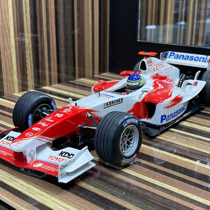 Minichamps Panasonic Toyota Racing TF104 C. Da Matta Formula 1 1:18 Diecast Model Car - studio product photo of the scale mod