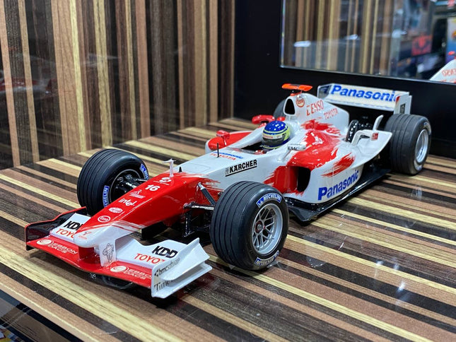 Minichamps Panasonic Toyota Racing TF104 C. Da Matta Formula 1 1:18 Diecast Model Car - studio product photo of the scale mod