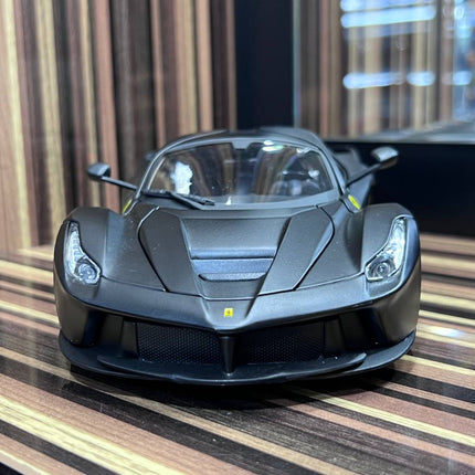 Bburago Ferrari LaFerrari 1:18 Diecast Model Car Black Signature Series - collector edition scale model