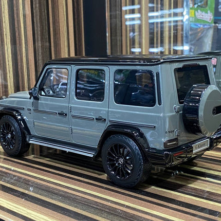 Minichamps 1/18 Mercedes-Benz G 63 AMG Line W463 Grey Diecast Model Car Dealer Edition - showroom-quality model replica