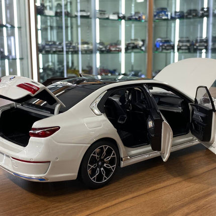 Minichamps 1/18 BMW i7 2022 White Metallic Diecast Model - showroom-quality model replica