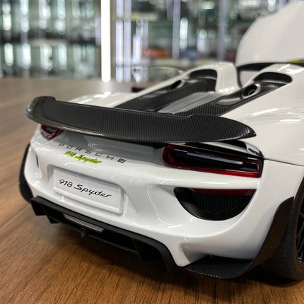 AutoArt Porsche 918 Spyder Weissach Package White/Black 1:18 Diecast Model Car - collector edition scale model