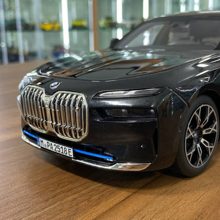 Minichamps BMW i7 2022 1/18 Diecast Model Dealer Edition Black Metallic - detailed die-cast style model