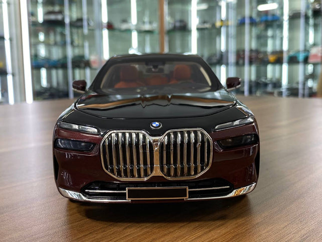 Minichamps 1/18 BMW i7 2022 Diecast Model Car Black Red Metallic - studio product photo of the scale model