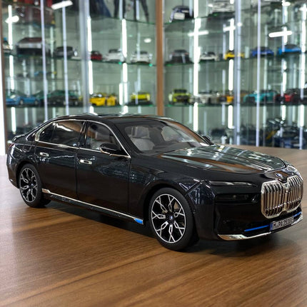 Minichamps BMW i7 2022 1/18 Diecast Model Dealer Edition Black Metallic - detailed collector display model