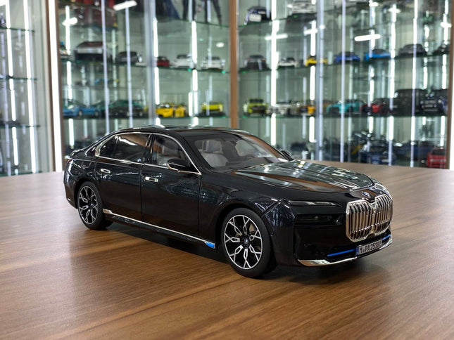 Minichamps BMW i7 2022 1/18 Diecast Model Dealer Edition Black Metallic - detailed collector display model