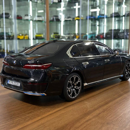 Minichamps BMW i7 2022 1/18 Diecast Model Dealer Edition Black Metallic - fine detailed model replica