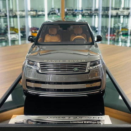 MotorHelix Range Rover Autobiography 2022 1/18 Resin Model Grey Silver - studio product photo of the scale model