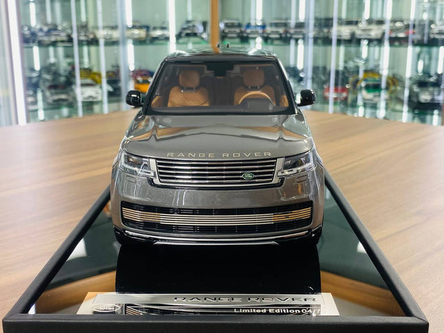 MotorHelix Range Rover Autobiography 2022 1/18 Resin Model Grey Silver - studio product photo of the scale model