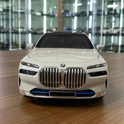 Minichamps 1/18 BMW i7 2022 White Metallic Diecast Model - studio product photo of the scale model