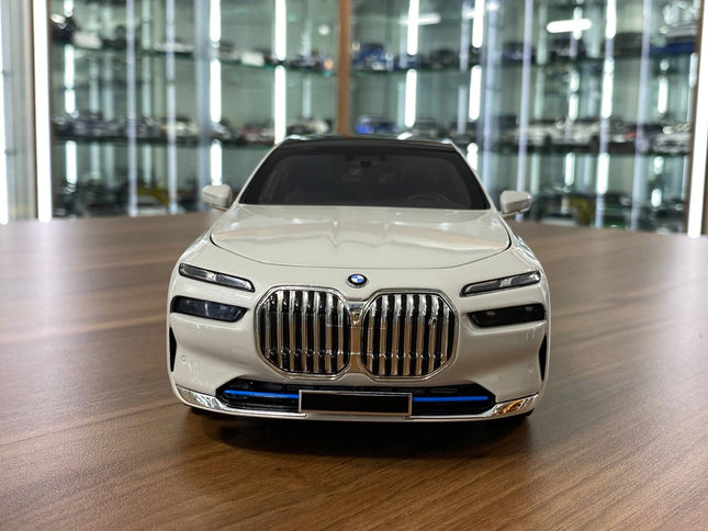 Minichamps 1/18 BMW i7 2022 White Metallic Diecast Model - studio product photo of the scale model