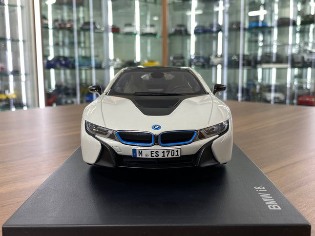 1/18 Diecast Full Opening – Minichamps Dealer Edition BMW i8 – Crystal White - studio product photo of the scale model