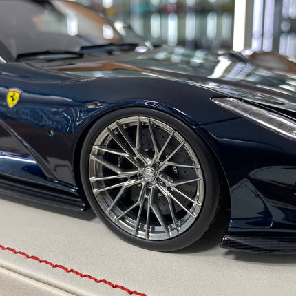 Davis and Giovanni Ferrari 812 Superfast 1:18 Resin Model Chameleon Limited - detailed die-cast style model