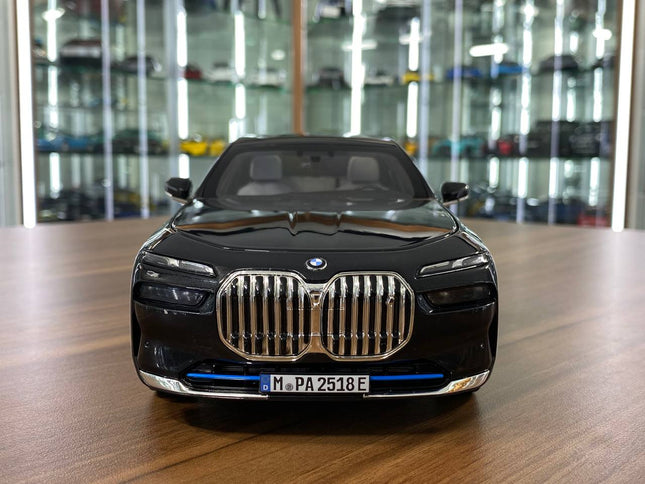 Minichamps BMW i7 2022 1/18 Diecast Model Dealer Edition Black Metallic - studio product photo of the scale model