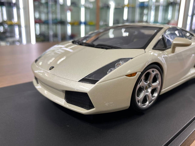 AutoArt Lamborghini Gallardo Balloon White 1:18 Diecast Model Car - studio product photo of the scale model