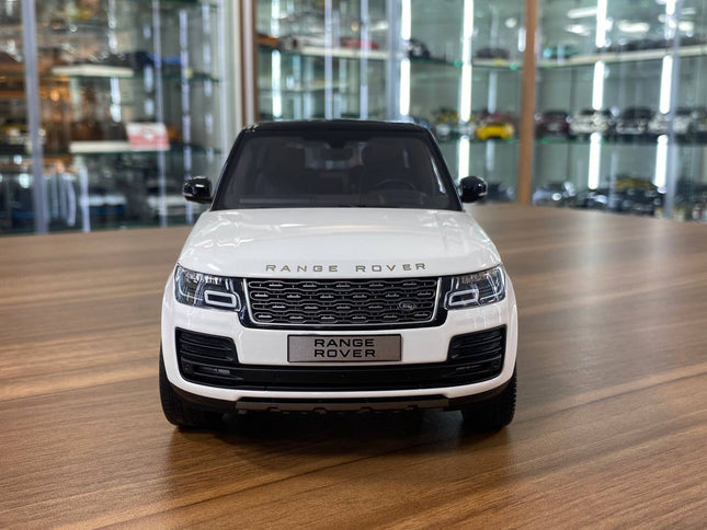 LCD Model Land Rover Range Rover SV Autobiography Dynamic 2017 White 1:18 Diecast Model Car - studio product photo of the sca
