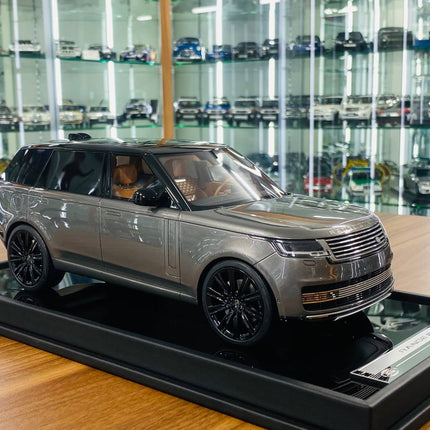 MotorHelix Range Rover Autobiography 2022 1/18 Resin Model Grey Silver - detailed collector display model