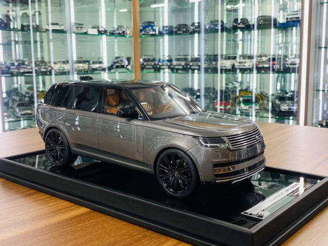 MotorHelix Range Rover Autobiography 2022 1/18 Resin Model Grey Silver - detailed collector display model