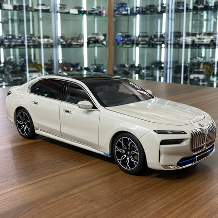 Minichamps 1/18 BMW i7 2022 White Metallic Diecast Model - detailed collector display model