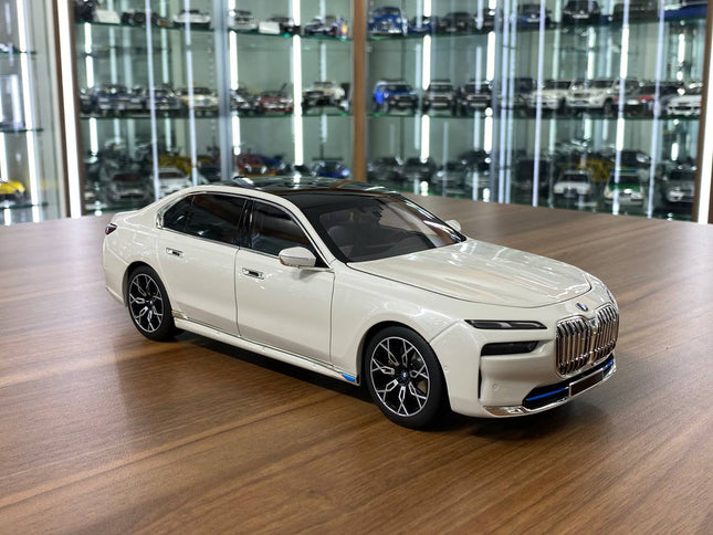 Minichamps 1/18 BMW i7 2022 White Metallic Diecast Model - detailed collector display model