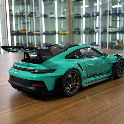 Minichamps Porsche 911 (992) GT3 RS 2024 Weissach Paket 1:18 Diecast Model Car Green - fine detailed model replica