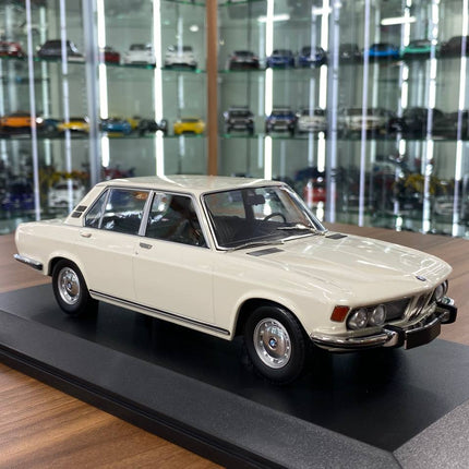 Minichamps BMW 2500 (1968) 1:18 Diecast White Limited Edition - detailed collector display model