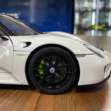 AutoArt Porsche 918 Spyder Weissach Package White/Black 1:18 Diecast Model Car - detailed model car replica
