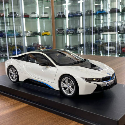 1/18 Diecast Full Opening – Minichamps Dealer Edition BMW i8 – Crystal White - detailed collector display model
