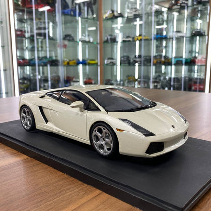 AutoArt Lamborghini Gallardo Balloon White 1:18 Diecast Model Car - detailed collector display model