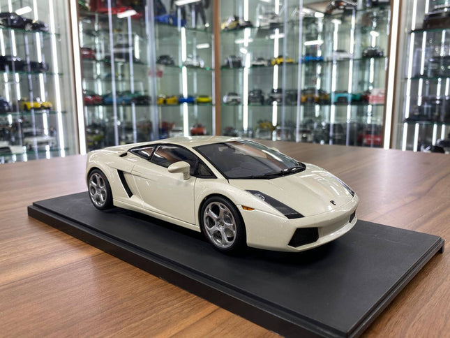 AutoArt Lamborghini Gallardo Balloon White 1:18 Diecast Model Car - detailed collector display model